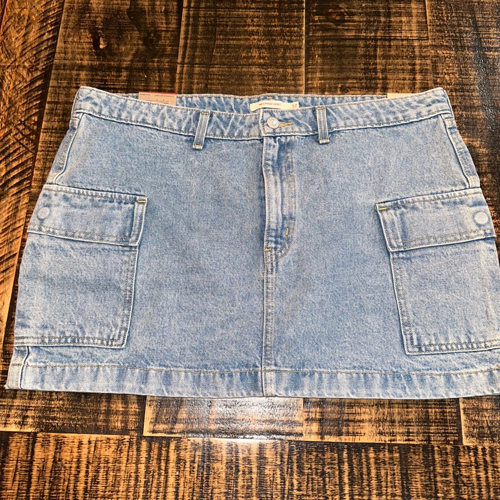 Levi’s size 32 NWT 94’ Cargo Skirt